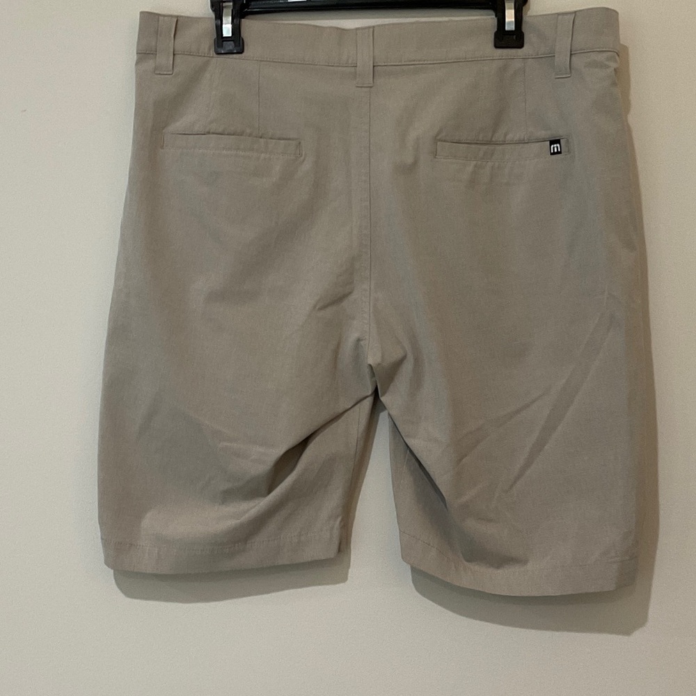 Travis Mathew Hefner 2.0 Performance Golf Shorts Flat Front Tan Size 36 - Picture 2 of 6
